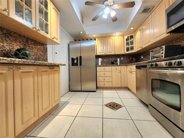 2-bedroom condo for sale in Hallandale Beach - 2030 S Ocean Dr Penthouse 2204 - MondialRealty