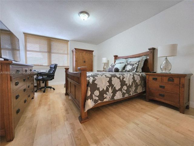 2-bedroom condo for sale in Hallandale Beach - 2030 S Ocean Dr Penthouse 2204 - MondialRealty