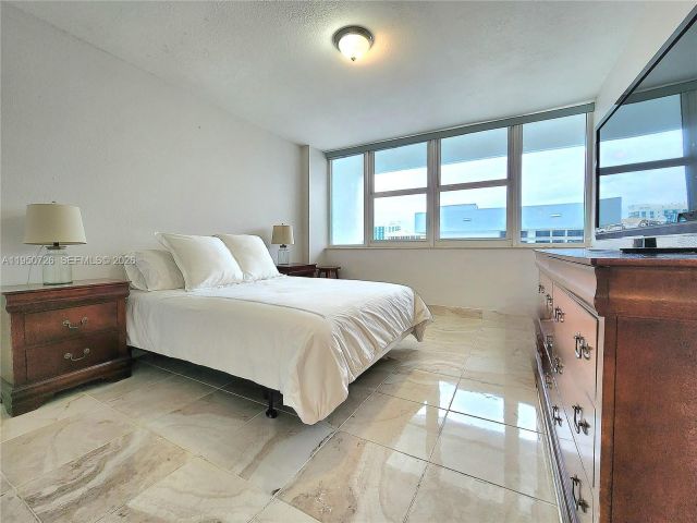 2-bedroom condo for sale in Hallandale Beach - 2030 S Ocean Dr Penthouse 2204 - MondialRealty