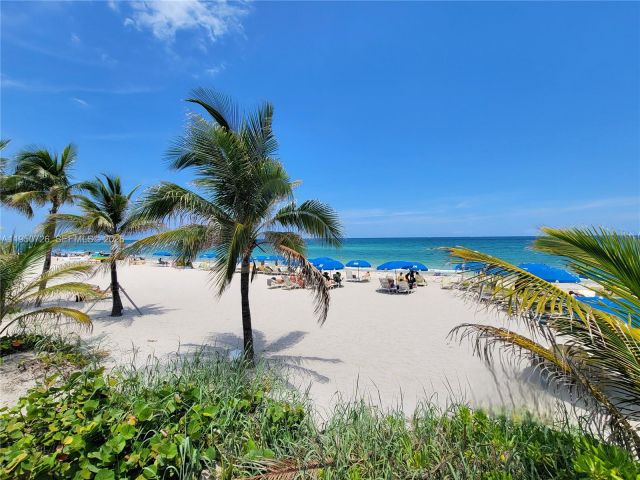 2-bedroom condo for sale in Hallandale Beach - 2030 S Ocean Dr Penthouse 2204 - MondialRealty