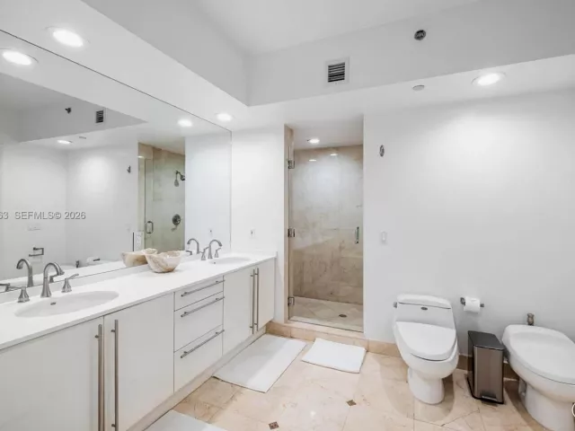 2-bedroom condo for rent in Miami Beach - 1000 S Pointe Dr 1205 - MondialRealty