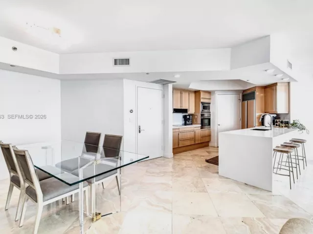 2-bedroom condo for rent in Miami Beach - 1000 S Pointe Dr 1205 - MondialRealty