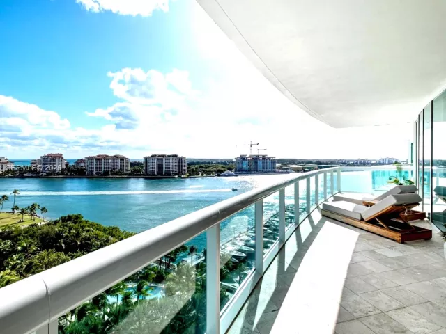 2-bedroom condo for rent in Miami Beach - 1000 S Pointe Dr 1205 - MondialRealty