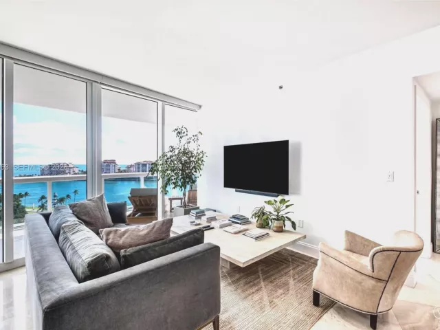 2-bedroom condo for rent in Miami Beach - 1000 S Pointe Dr 1205 - MondialRealty