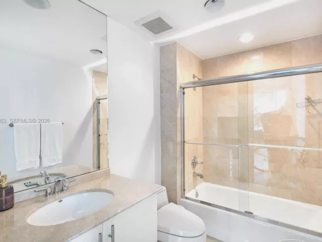 2-bedroom condo for rent in Miami Beach - 1000 S Pointe Dr 1205 - MondialRealty