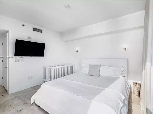 2-bedroom condo for rent in Miami Beach - 1000 S Pointe Dr 1205 - MondialRealty