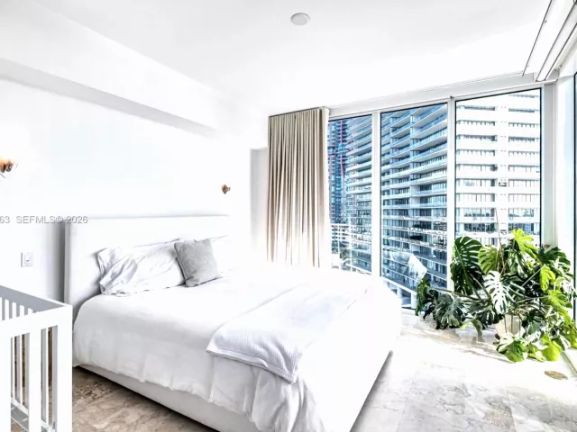 2-bedroom condo for rent in Miami Beach - 1000 S Pointe Dr 1205 - MondialRealty