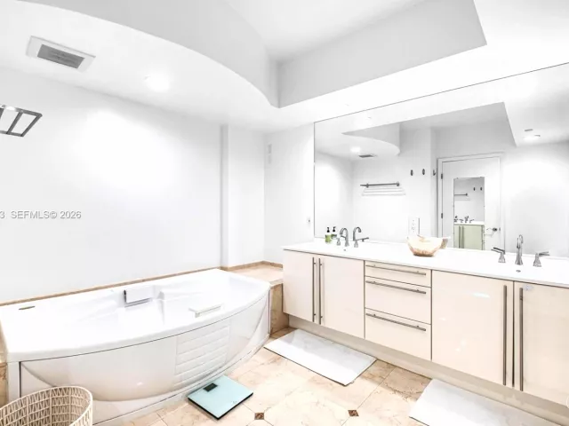 2-bedroom condo for rent in Miami Beach - 1000 S Pointe Dr 1205 - MondialRealty