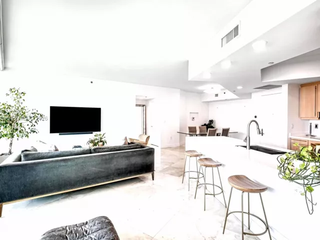 2-bedroom condo for rent in Miami Beach - 1000 S Pointe Dr 1205 - MondialRealty