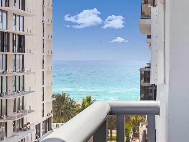 1-bedroom condo for sale in Miami Beach - 6039 Collins Ave 809 - MondialRealty
