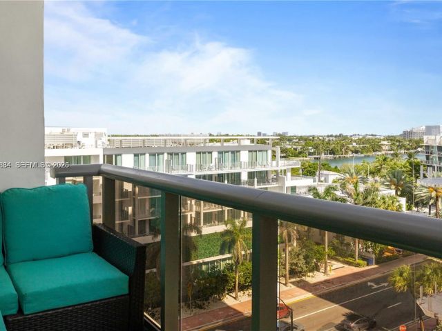 1-bedroom condo for sale in Miami Beach - 6039 Collins Ave 809 - MondialRealty