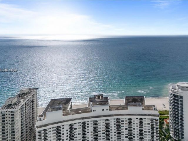 1-bedroom condo for sale in Miami Beach - 6039 Collins Ave 809 - MondialRealty