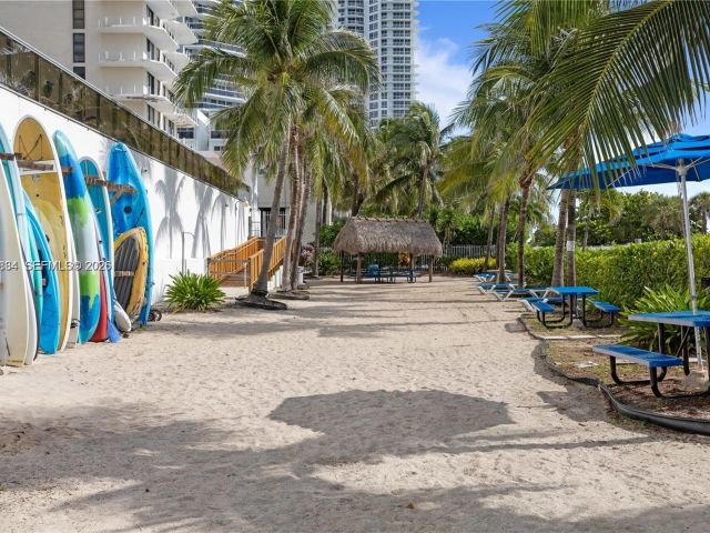1-bedroom condo for sale in Miami Beach - 6039 Collins Ave 809 - MondialRealty