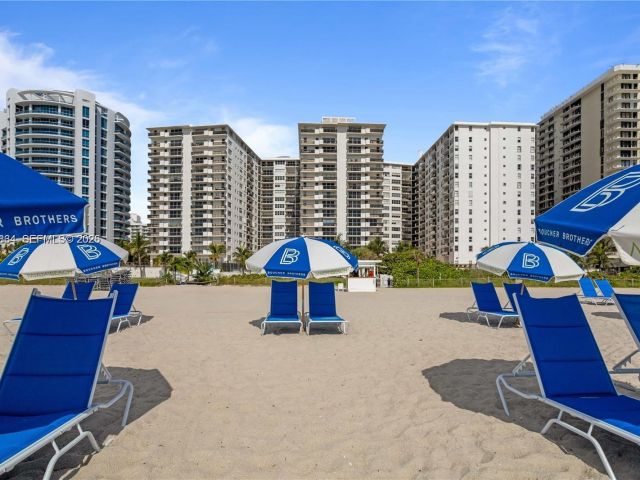 1-bedroom condo for sale in Miami Beach - 6039 Collins Ave 809 - MondialRealty