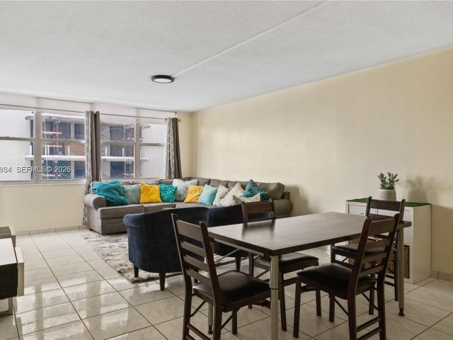 1-bedroom condo for sale in Miami Beach - 6039 Collins Ave 809 - MondialRealty