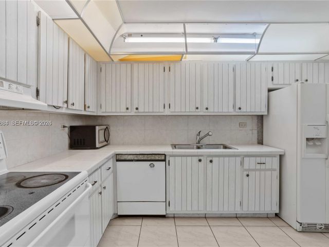 1-bedroom condo for sale in Miami Beach - 6039 Collins Ave 809 - MondialRealty