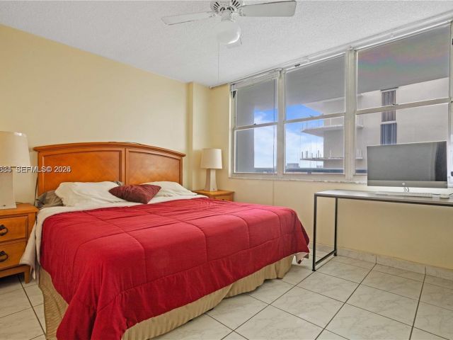 1-bedroom condo for sale in Miami Beach - 6039 Collins Ave 809 - MondialRealty