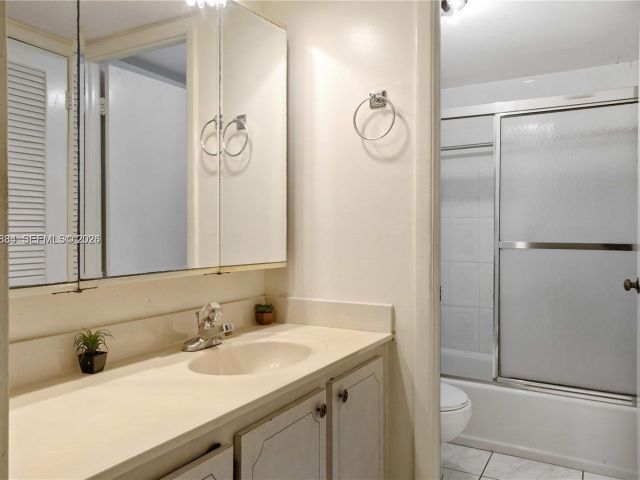 1-bedroom condo for sale in Miami Beach - 6039 Collins Ave 809 - MondialRealty