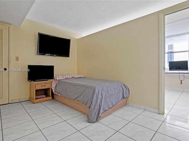 1-bedroom condo for sale in Miami Beach - 6039 Collins Ave 809 - MondialRealty
