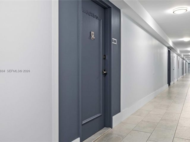 1-bedroom condo for sale in Miami Beach - 6039 Collins Ave 809 - MondialRealty