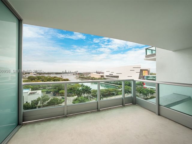 2-bedroom condo for rent in Miami - 900 BISCAYNE BLVD 909 - MondialRealty