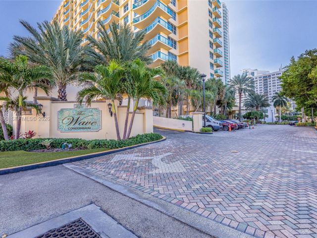 1-bedroom condo for rent in Hollywood - 2501 S Ocean Dr 439 - MondialRealty