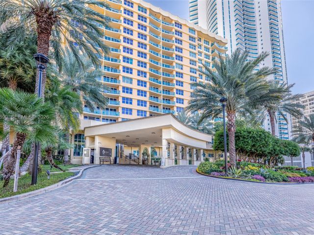 1-bedroom condo for rent in Hollywood - 2501 S Ocean Dr 439 - MondialRealty