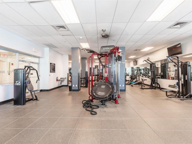 1-bedroom condo for rent in Hollywood - 2501 S Ocean Dr 439 - MondialRealty