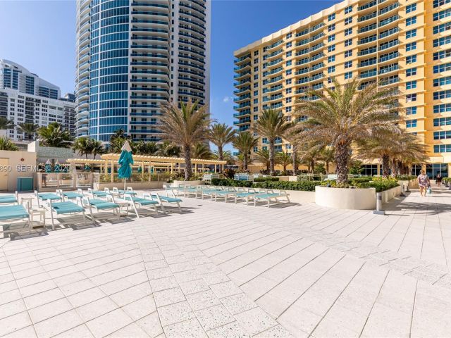 1-bedroom condo for rent in Hollywood - 2501 S Ocean Dr 439 - MondialRealty