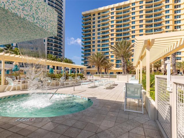 1-bedroom condo for rent in Hollywood - 2501 S Ocean Dr 439 - MondialRealty