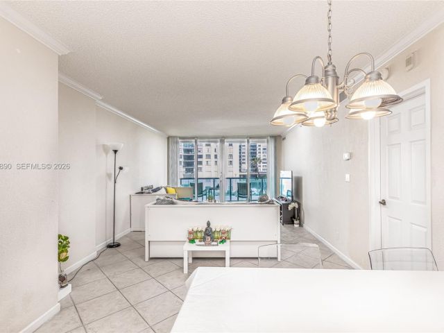 1-bedroom condo for rent in Hollywood - 2501 S Ocean Dr 439 - MondialRealty