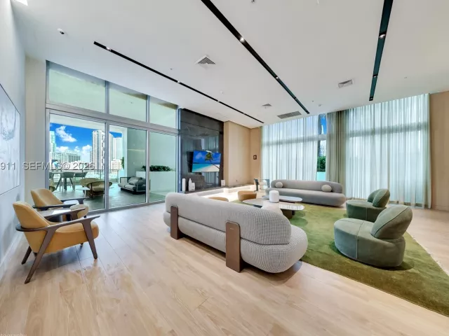 2-bedroom condo for sale in Miami - 90 SW 3rd St 3109 - MondialRealty