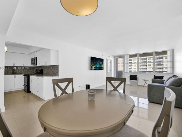 2-bedroom condo for sale in Sunny Isles Beach - 250 174th St 1808 - MondialRealty