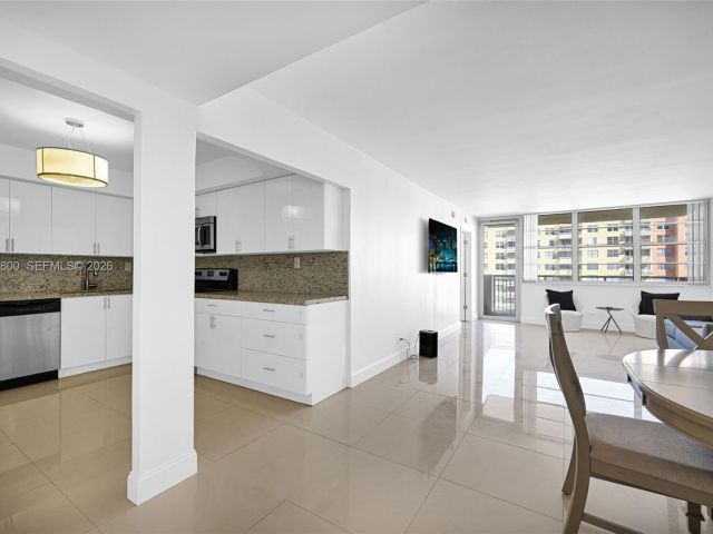 2-bedroom condo for sale in Sunny Isles Beach - 250 174th St 1808 - MondialRealty