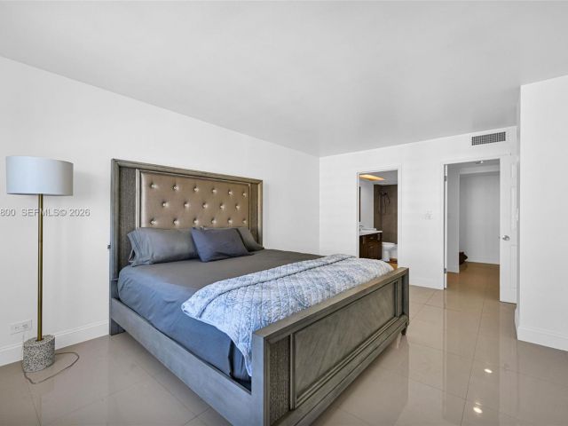 2-bedroom condo for sale in Sunny Isles Beach - 250 174th St 1808 - MondialRealty