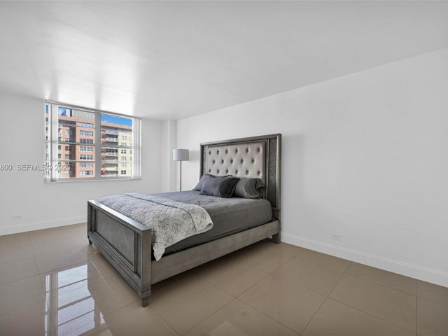 2-bedroom condo for sale in Sunny Isles Beach - 250 174th St 1808 - MondialRealty