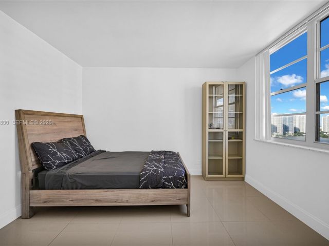 2-bedroom condo for sale in Sunny Isles Beach - 250 174th St 1808 - MondialRealty