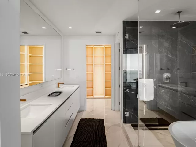 2-bedroom condo for sale in Miami - 700 NE 24th St 2602 - MondialRealty