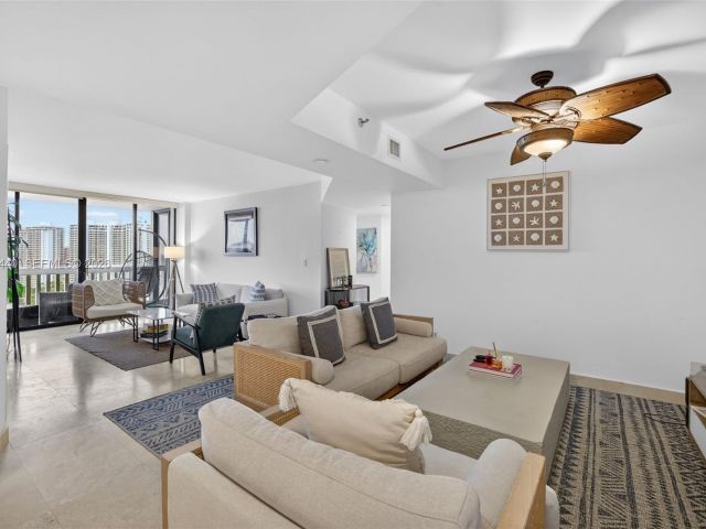 2-bedroom condo for sale in Aventura - 1000 Island Blvd 2105 - MondialRealty