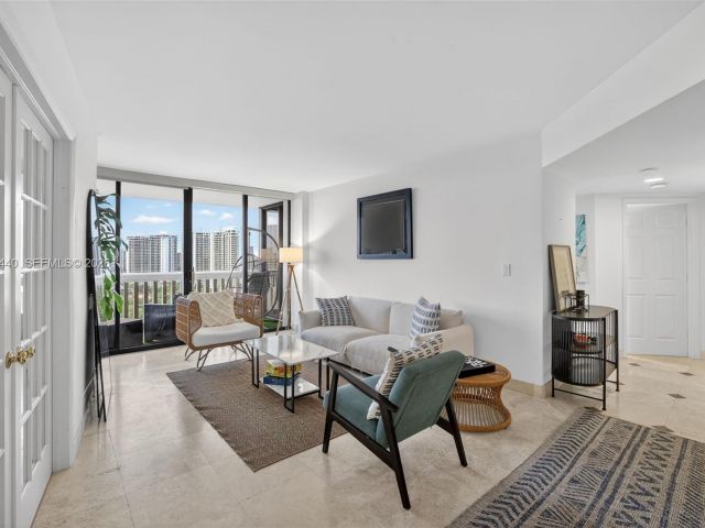 2-bedroom condo for sale in Aventura - 1000 Island Blvd 2105 - MondialRealty