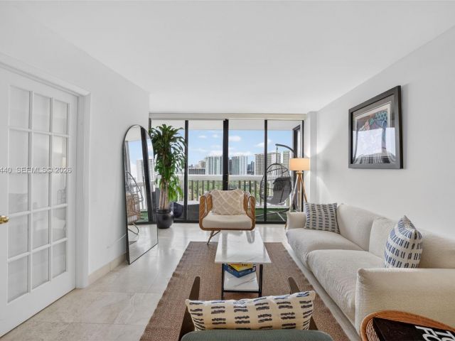 2-bedroom condo for sale in Aventura - 1000 Island Blvd 2105 - MondialRealty