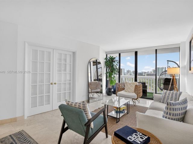 2-bedroom condo for sale in Aventura - 1000 Island Blvd 2105 - MondialRealty