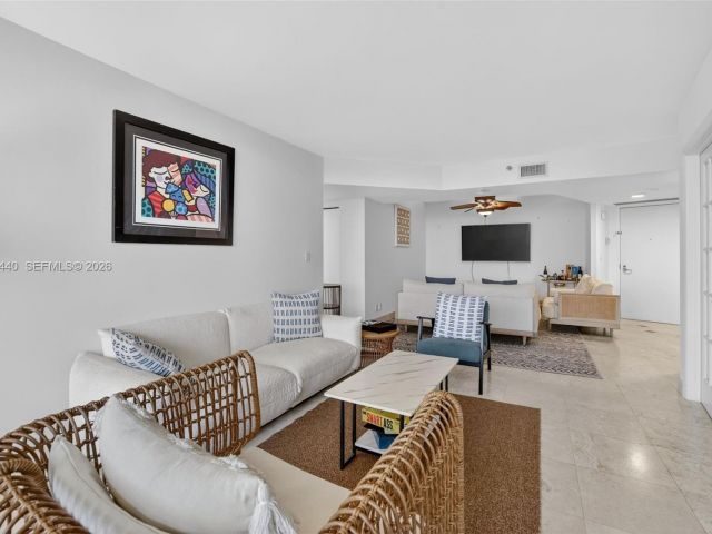 2-bedroom condo for sale in Aventura - 1000 Island Blvd 2105 - MondialRealty