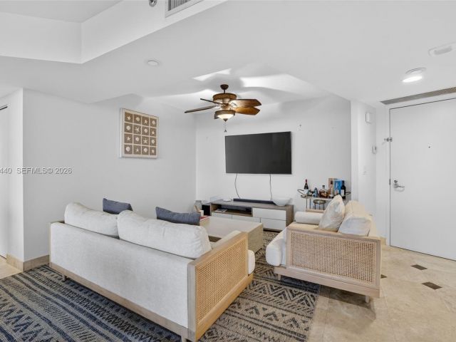 2-bedroom condo for sale in Aventura - 1000 Island Blvd 2105 - MondialRealty