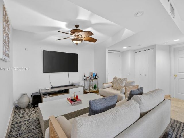 2-bedroom condo for sale in Aventura - 1000 Island Blvd 2105 - MondialRealty