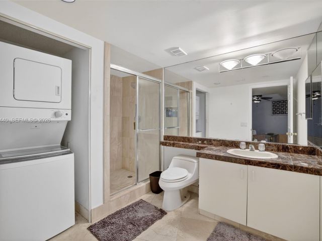 2-bedroom condo for sale in Aventura - 1000 Island Blvd 2105 - MondialRealty