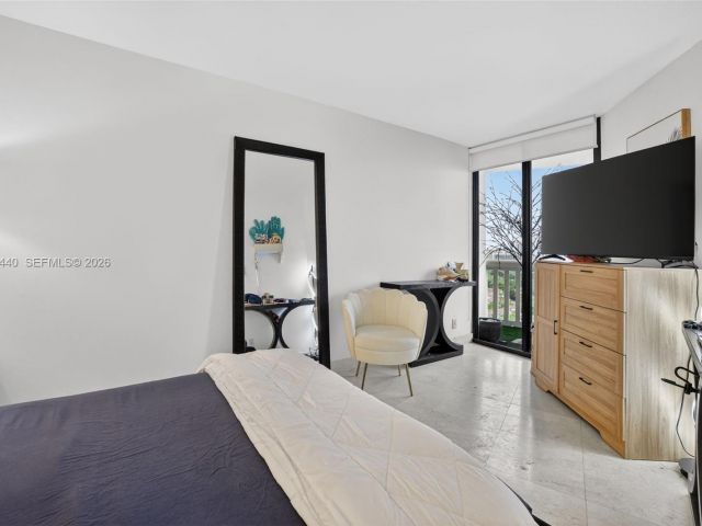 2-bedroom condo for sale in Aventura - 1000 Island Blvd 2105 - MondialRealty