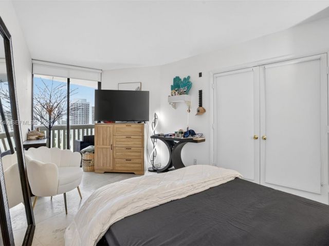 2-bedroom condo for sale in Aventura - 1000 Island Blvd 2105 - MondialRealty