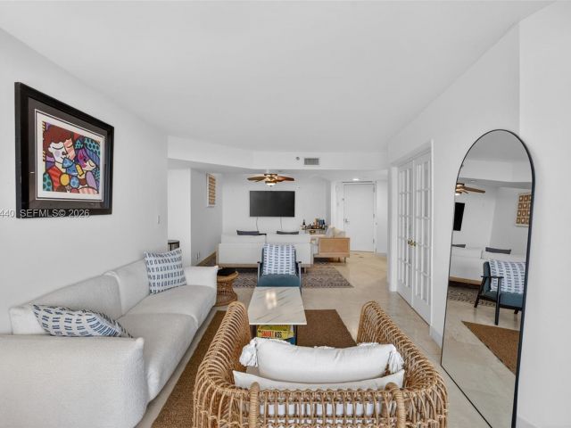 2-bedroom condo for sale in Aventura - 1000 Island Blvd 2105 - MondialRealty