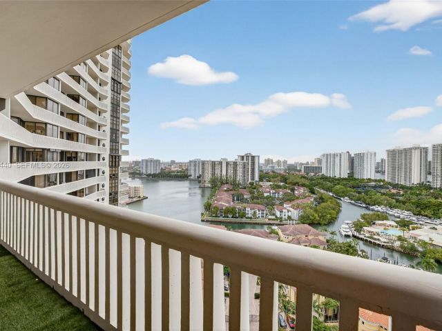 2-bedroom condo for sale in Aventura - 1000 Island Blvd 2105 - MondialRealty
